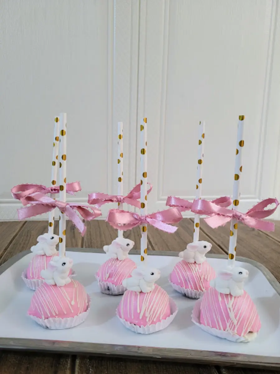 Cake pops de conejitos con lazos rosados
